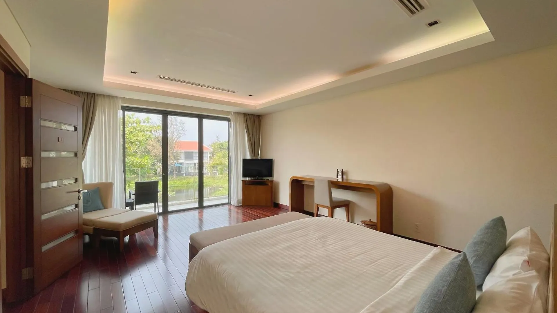 Diamond Beach Villa Da Nang Resort