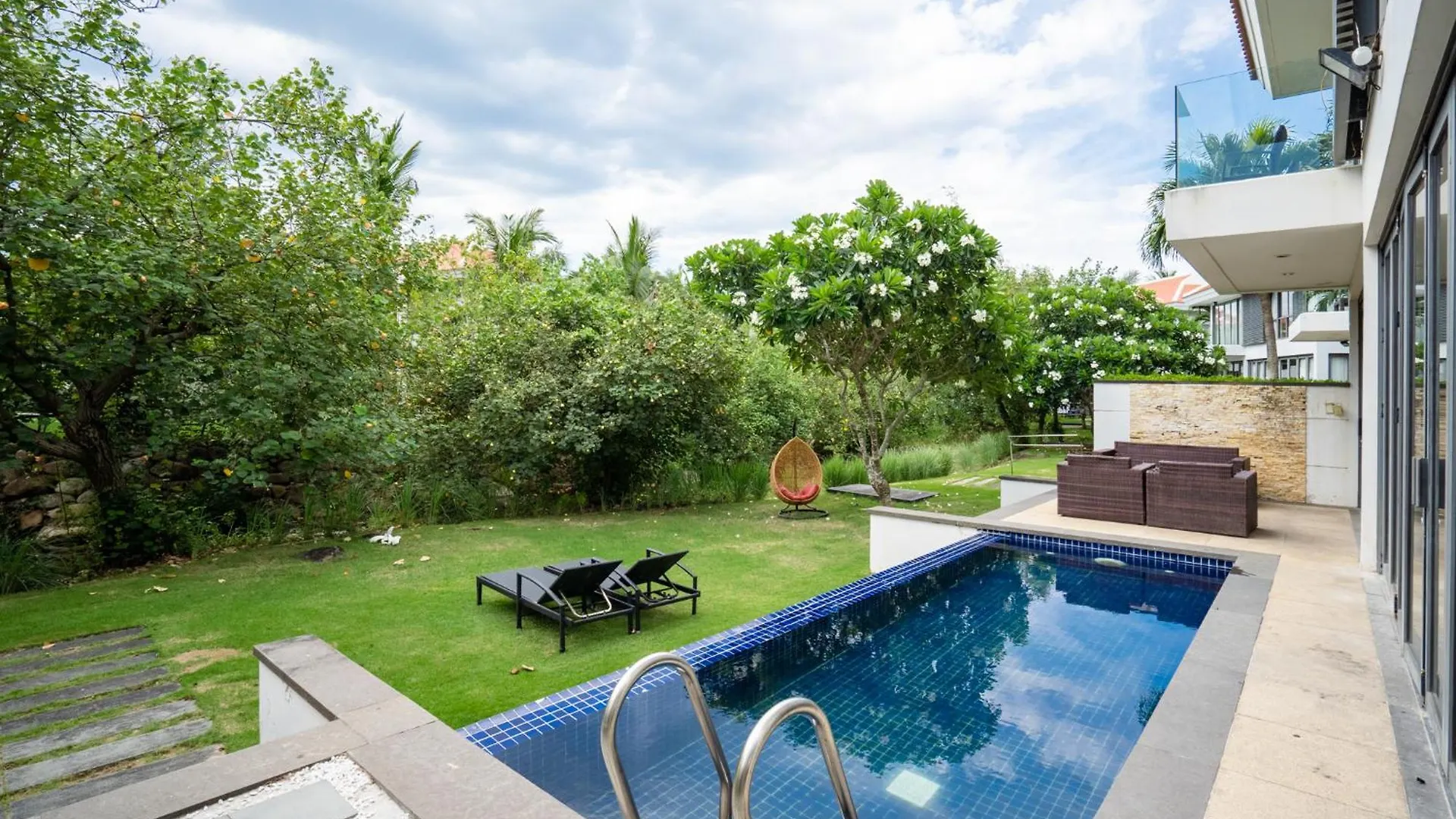 Diamond Beach Villa Da Nang
