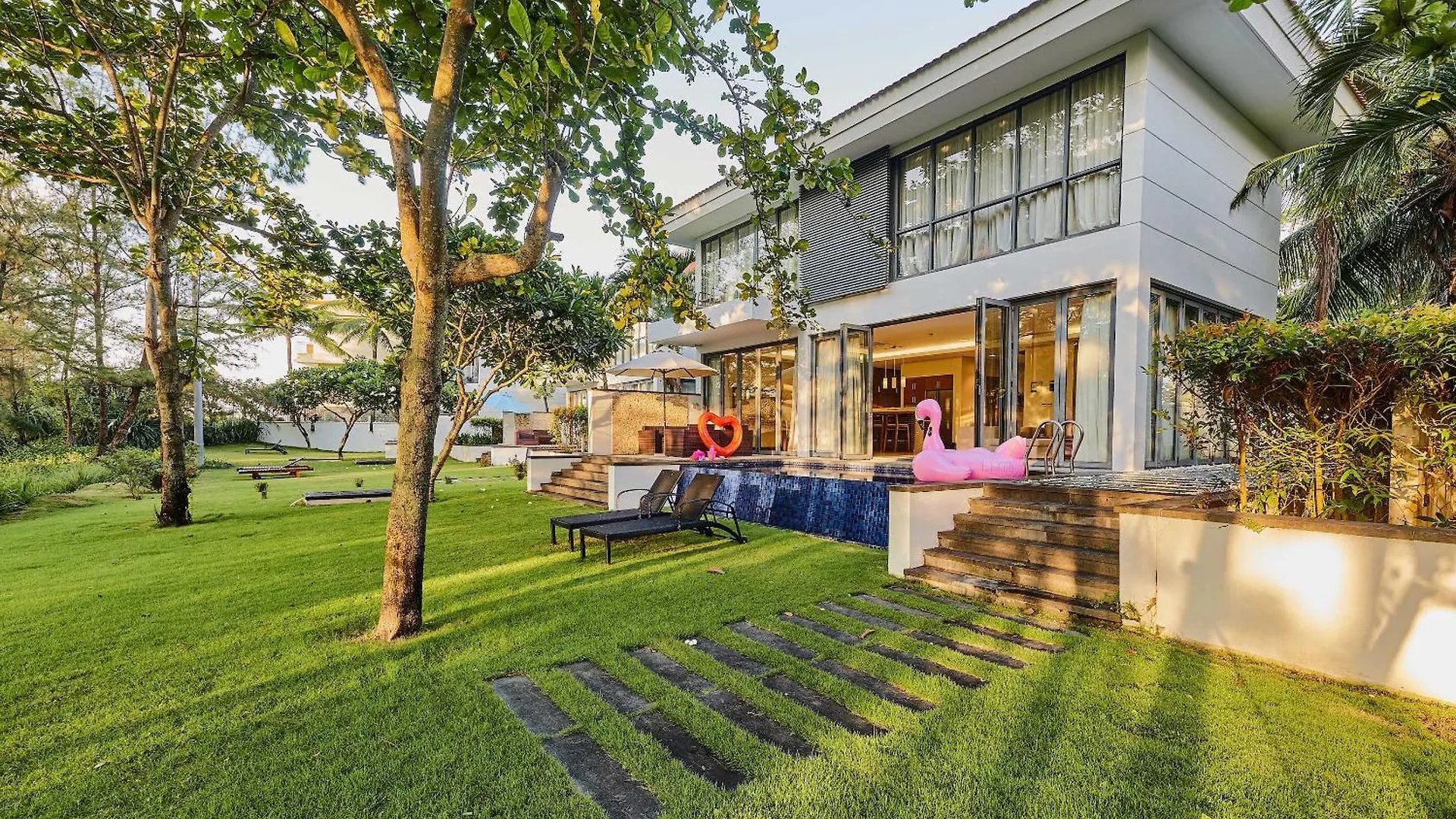***** Resort Diamond Beach Villa Da Nang Vietnam