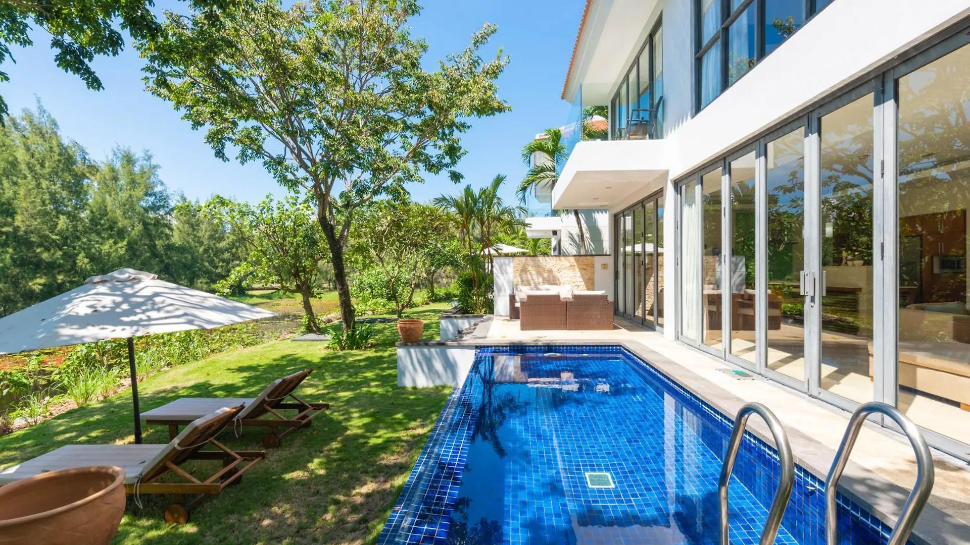 Diamond Beach Villa Da Nang