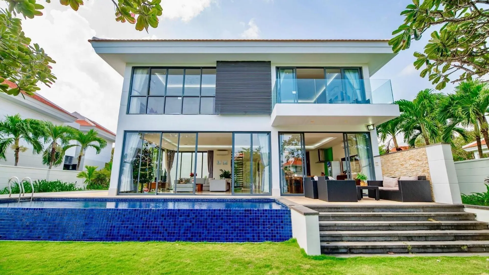 Diamond Beach Villa Đà Nẵng 5*,