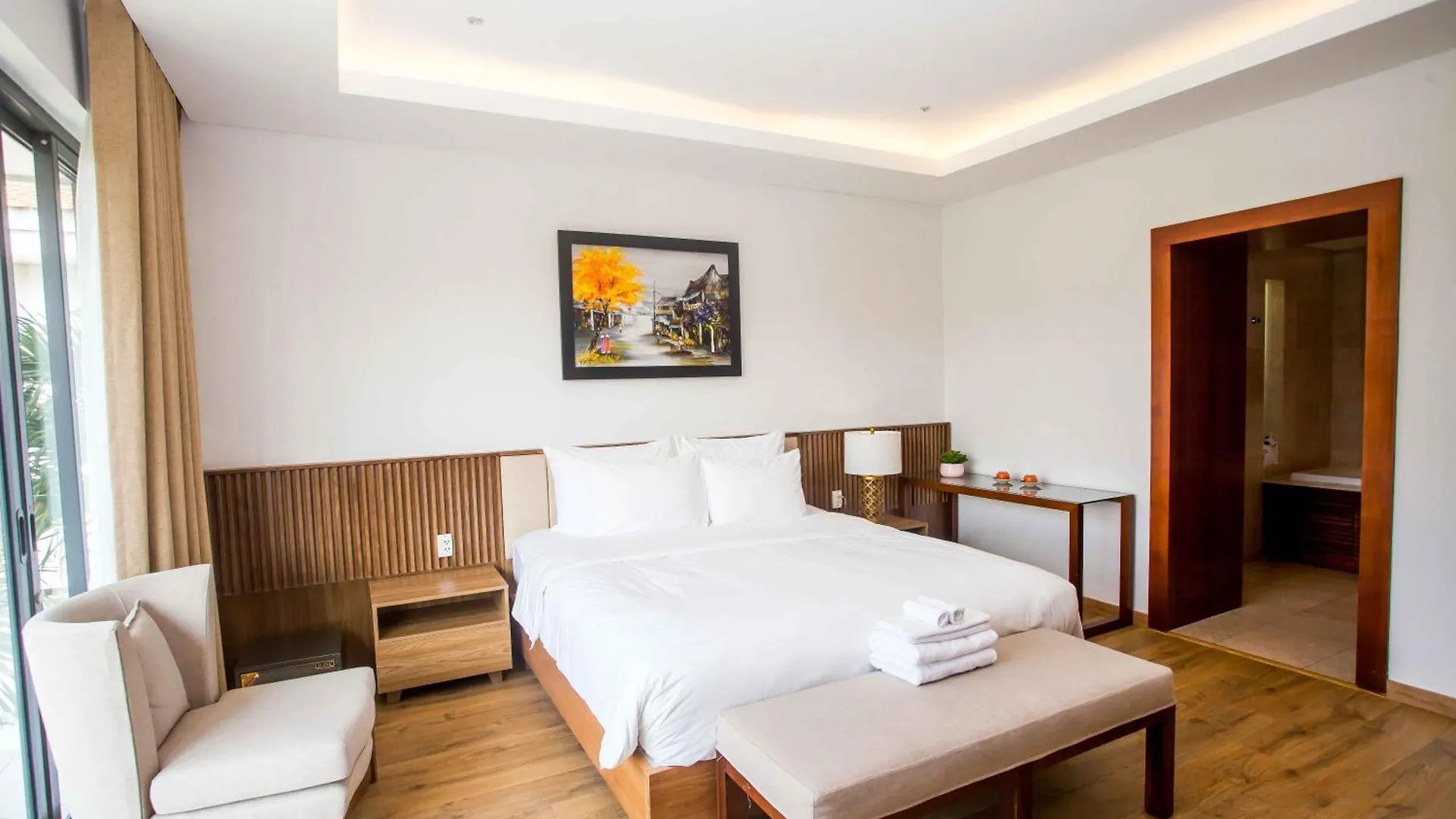 Diamond Beach Villa Đà Nẵng 5*,